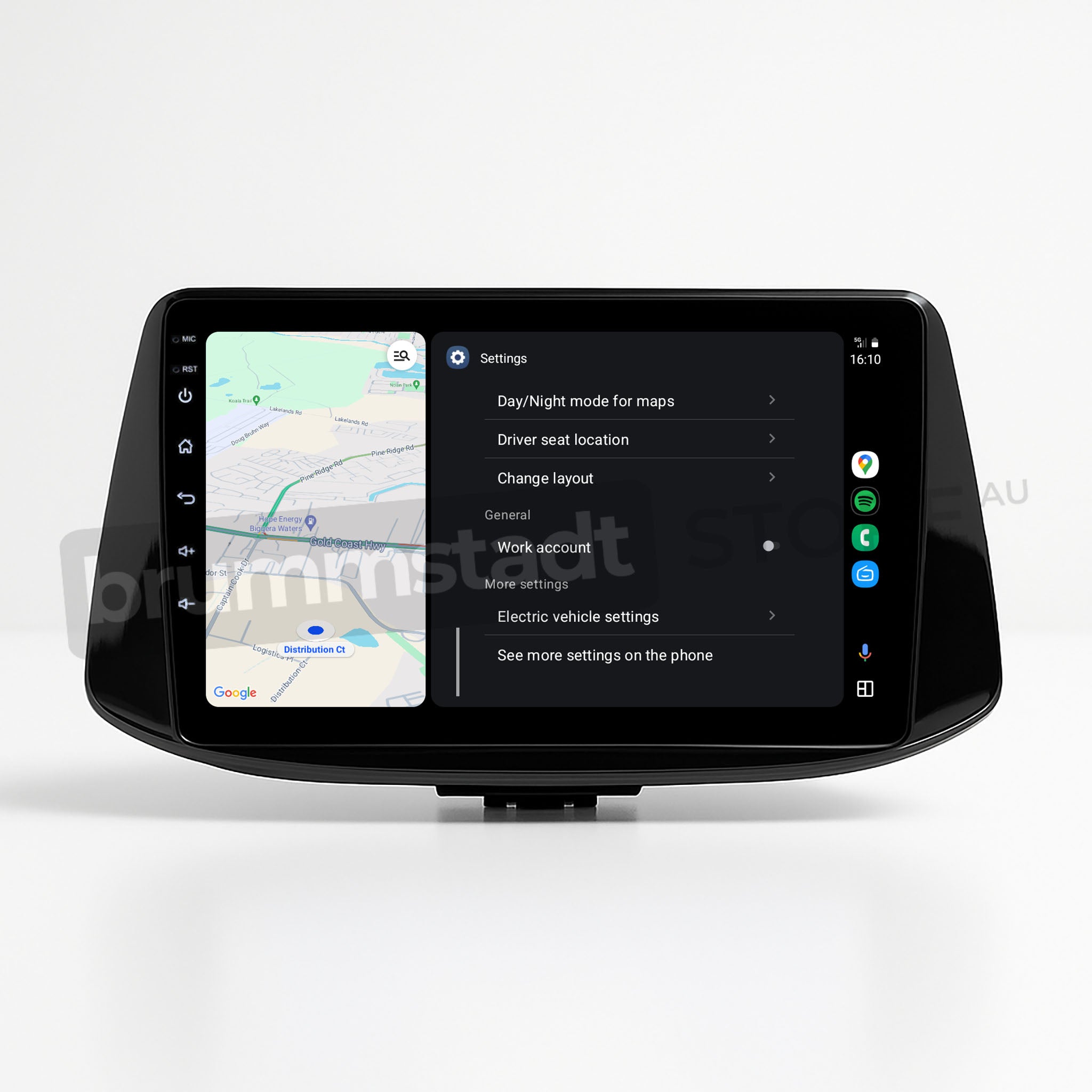 Brummstadt, Hyundai i30 2017-2022, Hyundai i30 2017-2022, Android Auto interface displayed. Visible elements include Google Maps with navigation, settings menu showing options like Day/Night mode for maps, driver seat location, and layout changes. Right side features app icons for Maps, Settings, and more. Clean, modern UI design enhances user experience with easy access to essential functions.